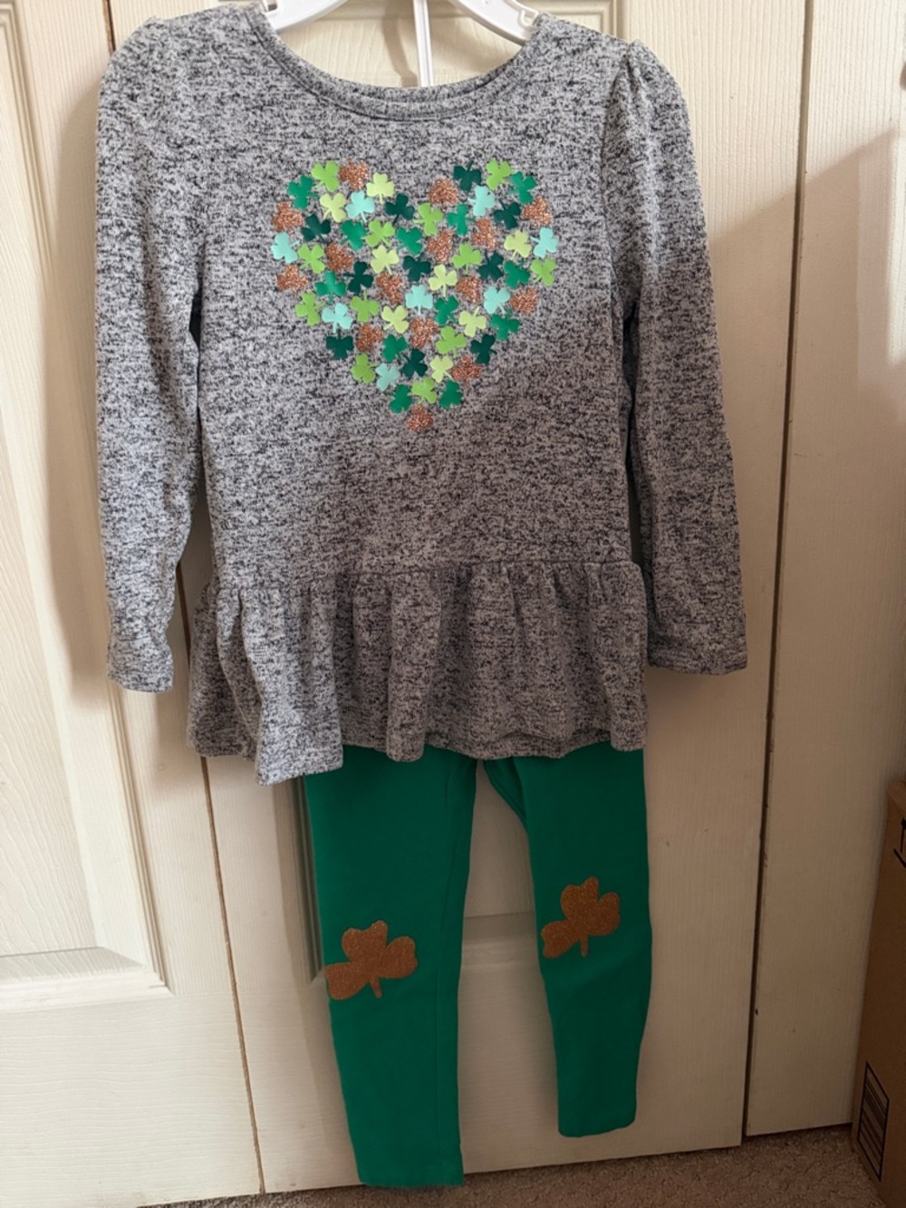 Cat & Jack Gray Top and Green Leggings Set with Shamrock Heart